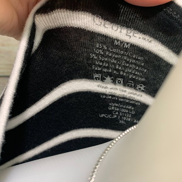 #42 - Stripped Tee in size Medium - Picture 4 of 4